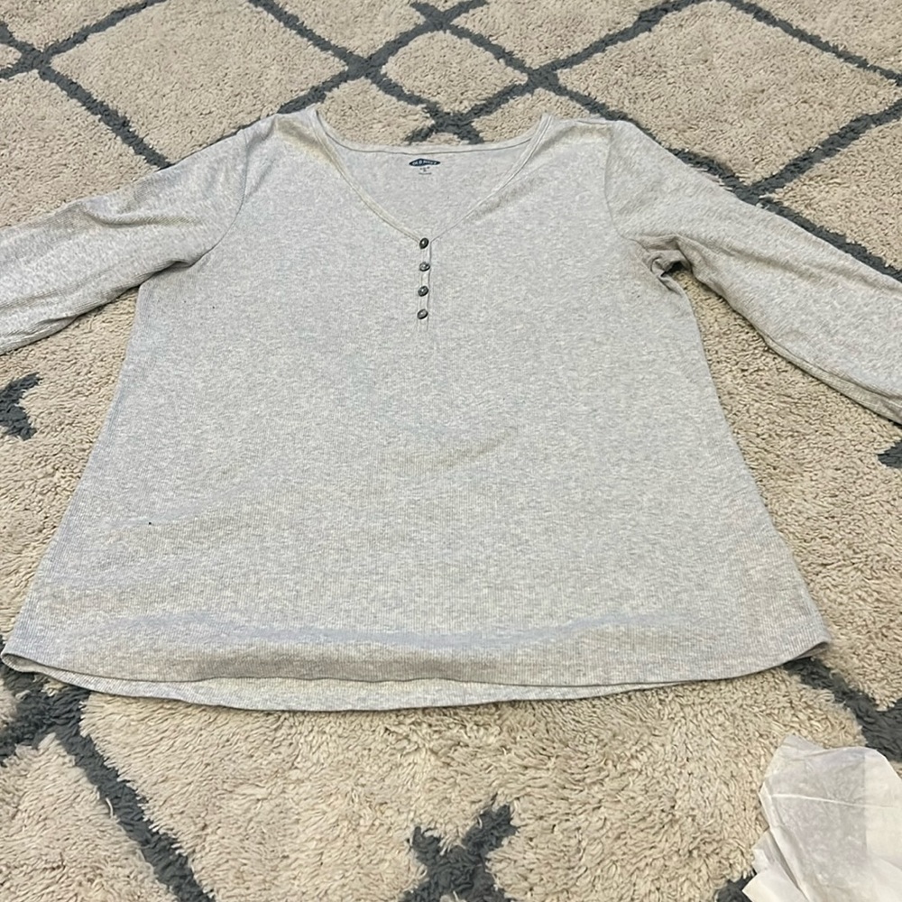 Grey v cut 3:4 sleeve shirt